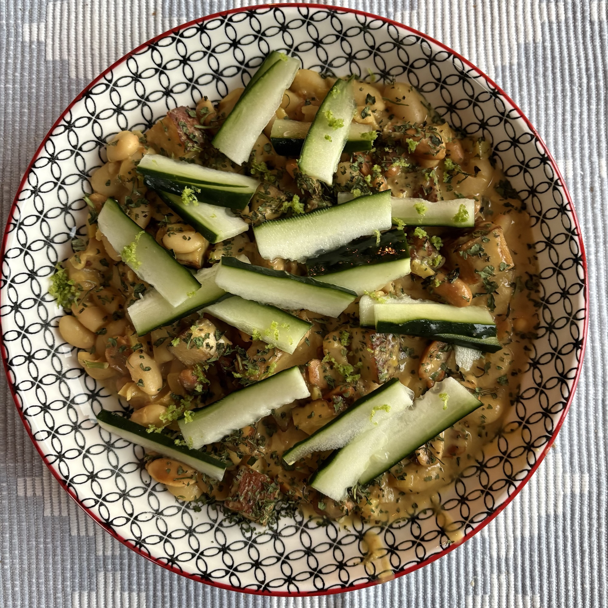 Erdnuss-Bohnen-Durcheinander mit Tofu